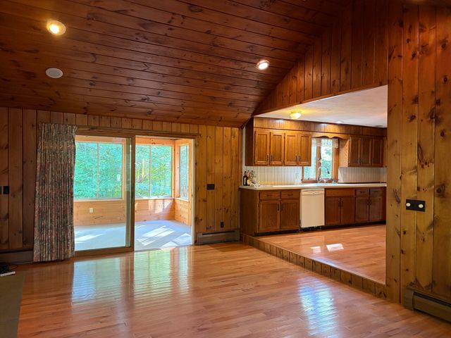 23 Forest St, Upton, MA 01568