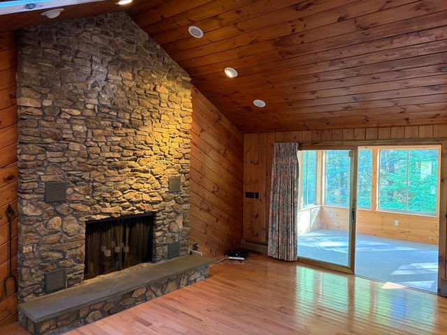 23 Forest St, Upton, MA 01568