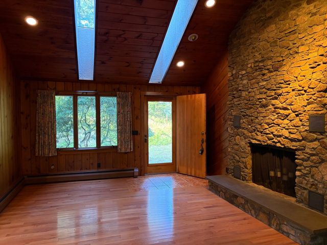 23 Forest St, Upton, MA 01568