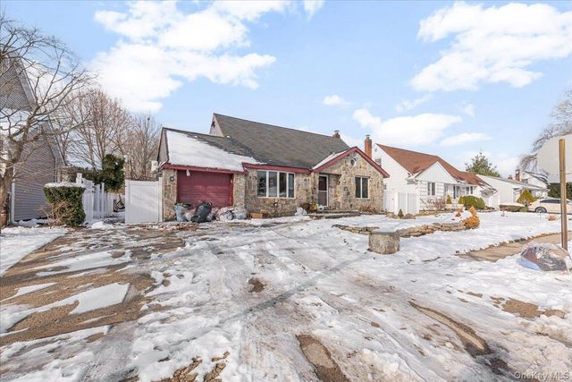 85 Briarcliff Road, Westbury, NY 11590