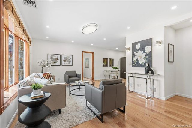 85 Briarcliff Road, Westbury, NY 11590