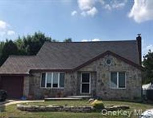 85 Briarcliff Road, Westbury, NY 11590