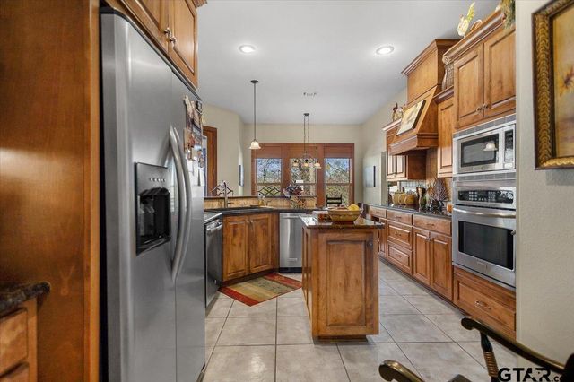 24050 Red Azalea Ln., Lindale, TX 75771