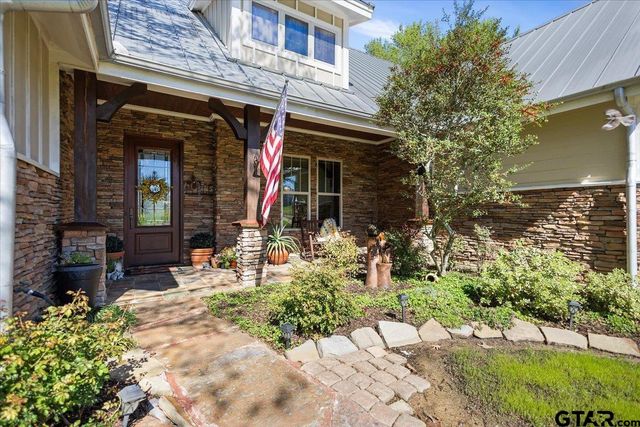 24050 Red Azalea Ln., Lindale, TX 75771