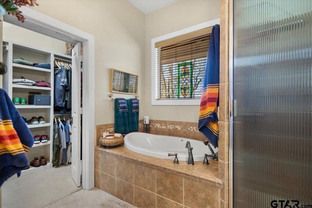 24050 Red Azalea Ln., Lindale, TX 75771