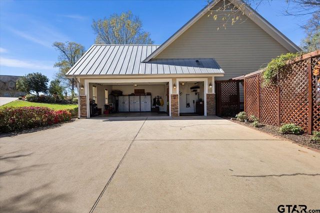 24050 Red Azalea Ln., Lindale, TX 75771