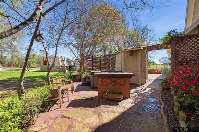 24050 Red Azalea Ln., Lindale, TX 75771