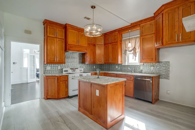 1014 W Arlington Avenue, Fort Worth, TX 76110