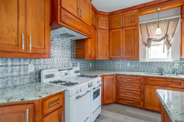 1014 W Arlington Avenue, Fort Worth, TX 76110