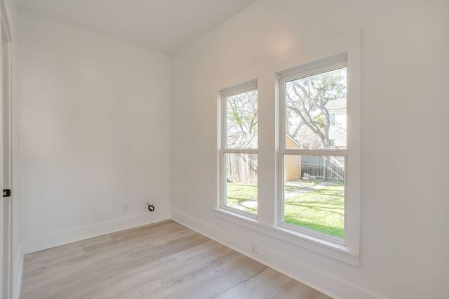 1014 W Arlington Avenue, Fort Worth, TX 76110