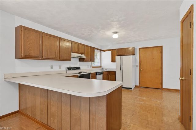 215 Woodbury Forrest DR, Hampton, VA 23666