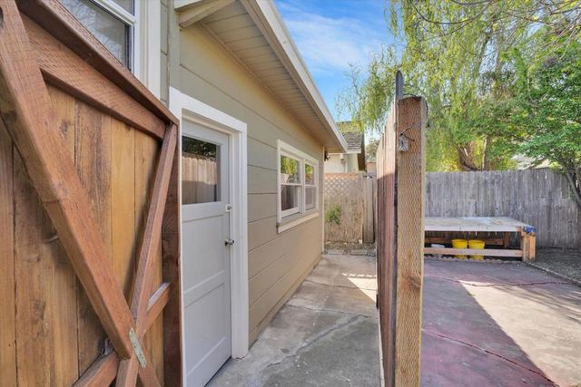 922 Valota Road, Redwood City, CA 94061