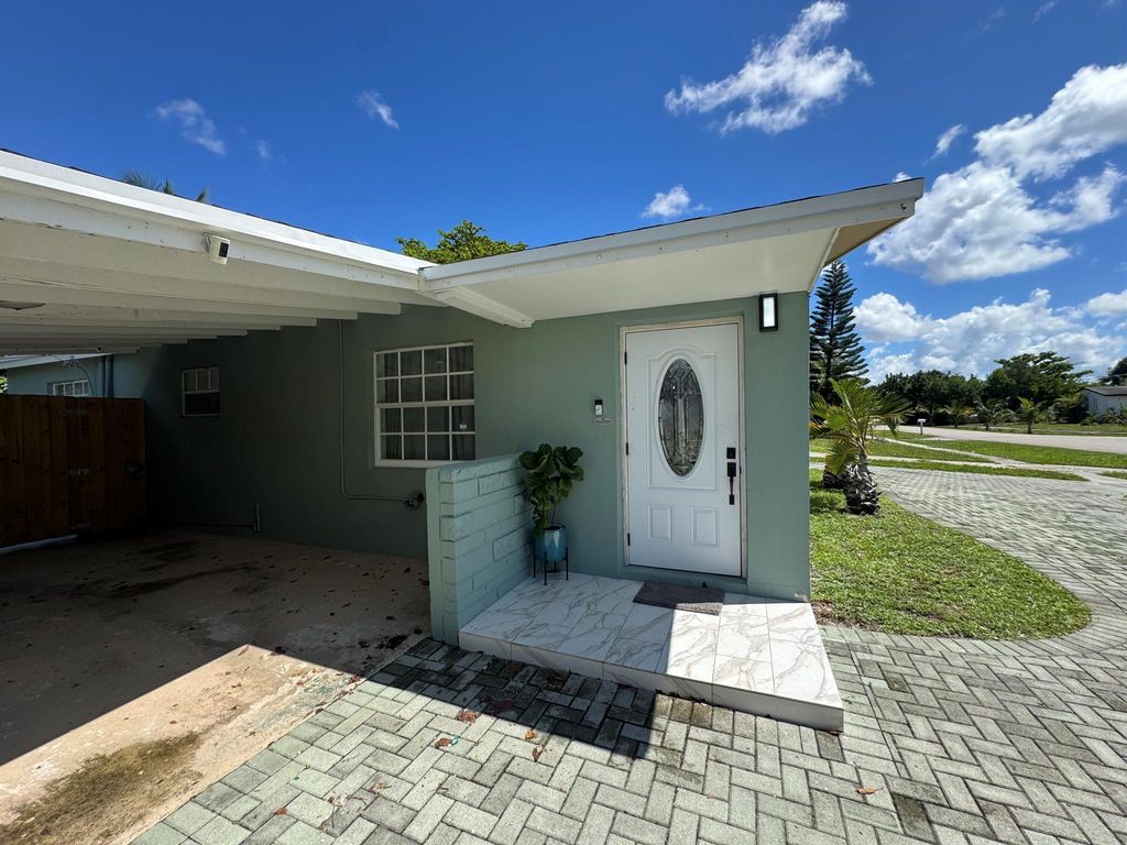1382 Parterre Drive, West Palm Beach, FL 33417