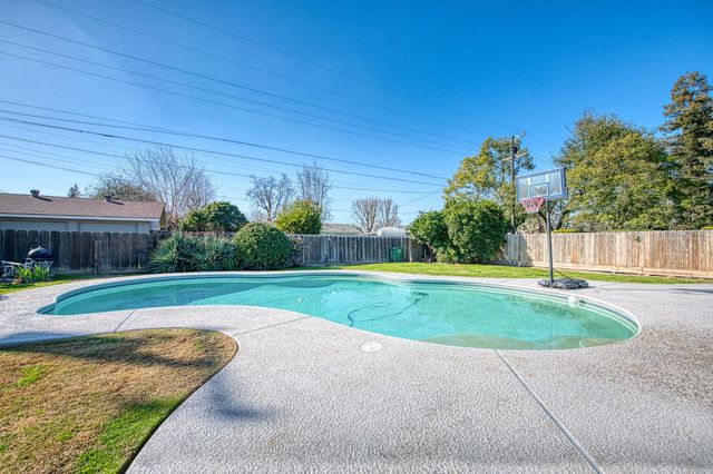 2511 18th Avenue, Kingsburg, CA 93631