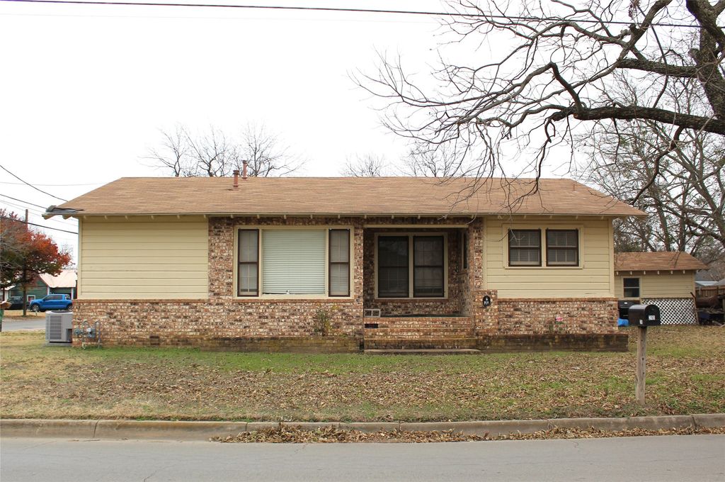 210 W Frey Street, Stephenville, TX 76401