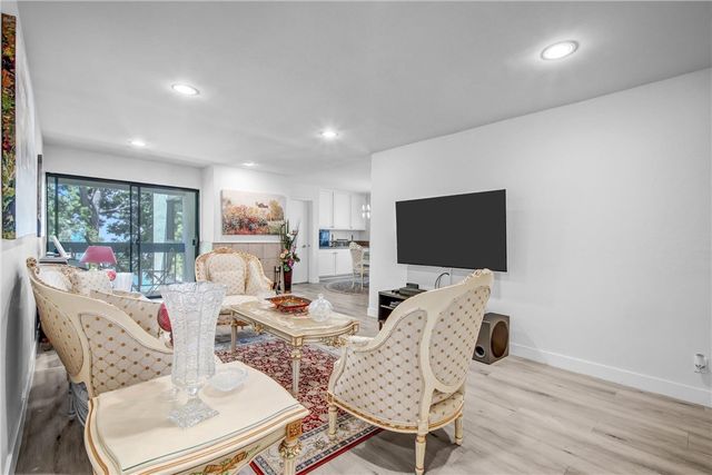 15335 Magnolia 215, Sherman Oaks, CA 91403