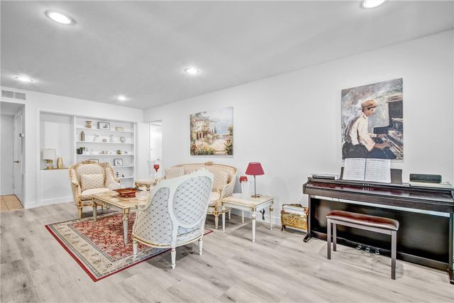15335 Magnolia 215, Sherman Oaks, CA 91403