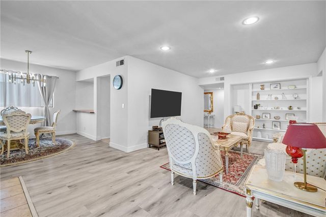 15335 Magnolia 215, Sherman Oaks, CA 91403