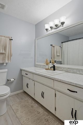 815 Juniper Circle, Papillion, NE 68046