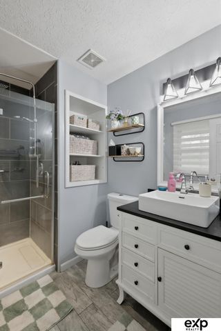815 Juniper Circle, Papillion, NE 68046