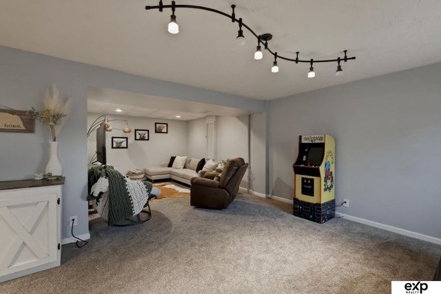 815 Juniper Circle, Papillion, NE 68046