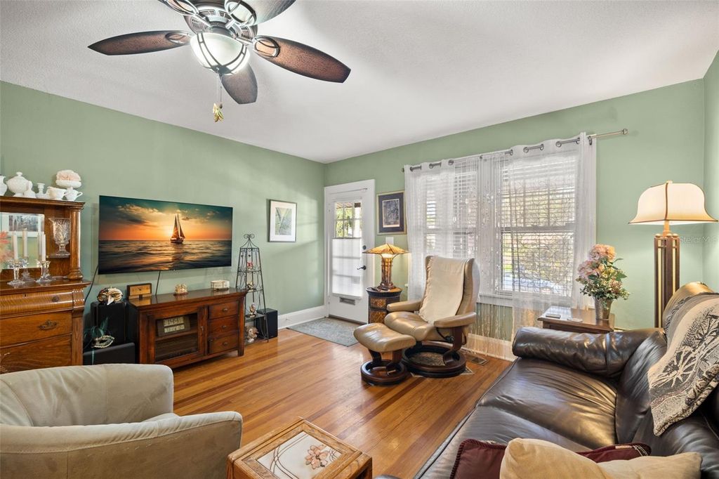 Image 9 of property listing at 1035 E ROBSON STREET, Tampa, FL 33604