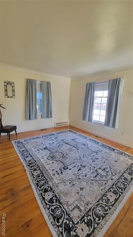 28205 Kaufman Street, Roseville, MI 48066