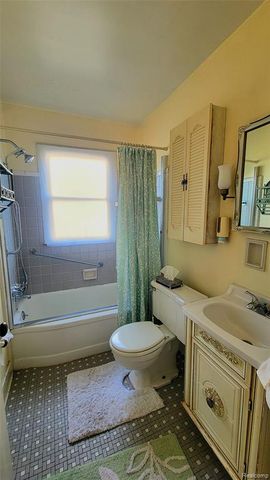 28205 Kaufman Street, Roseville, MI 48066