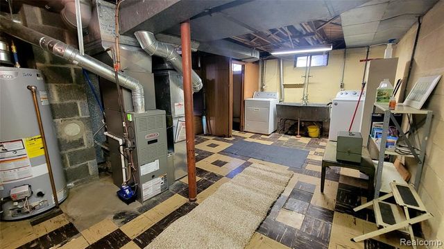 28205 Kaufman Street, Roseville, MI 48066