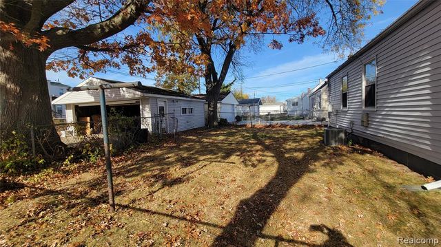 28205 Kaufman Street, Roseville, MI 48066