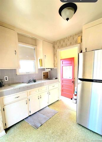 28205 Kaufman Street, Roseville, MI 48066