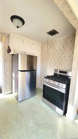 28205 Kaufman Street, Roseville, MI 48066