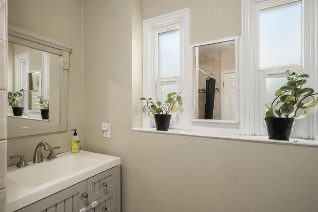 411 E Clinton Avenue, Fresno, CA 93704