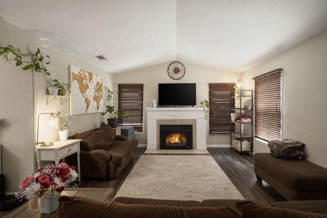 411 E Clinton Avenue, Fresno, CA 93704