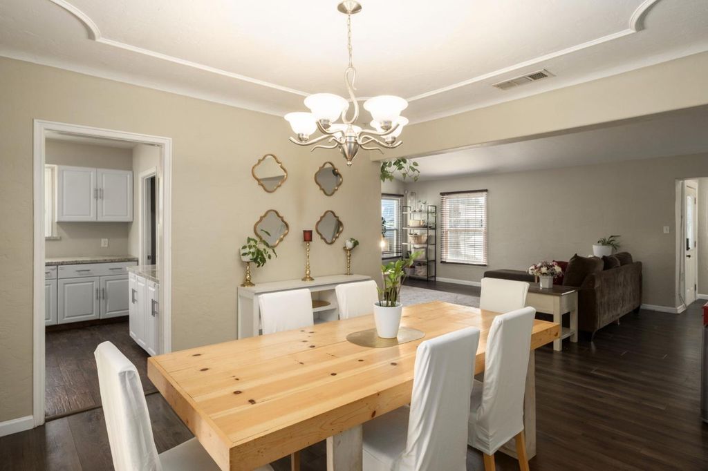 Image 10 of property listing at 411 E Clinton Avenue, Fresno, CA 93704