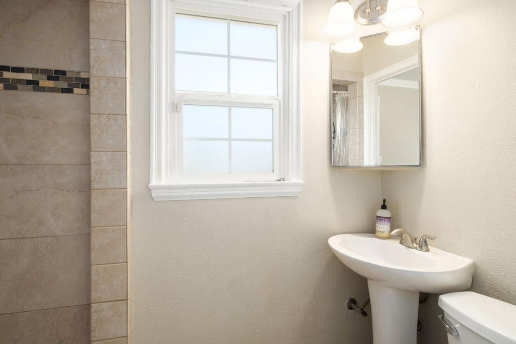 Image 15 of property listing at 411 E Clinton Avenue, Fresno, CA 93704