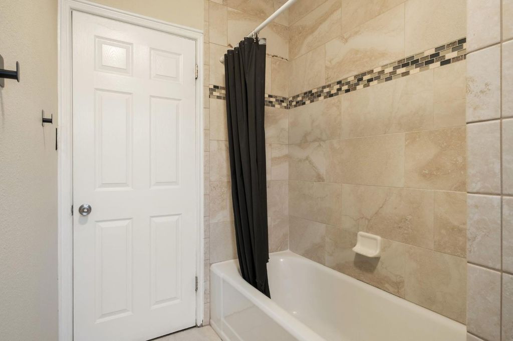 Image 18 of property listing at 411 E Clinton Avenue, Fresno, CA 93704