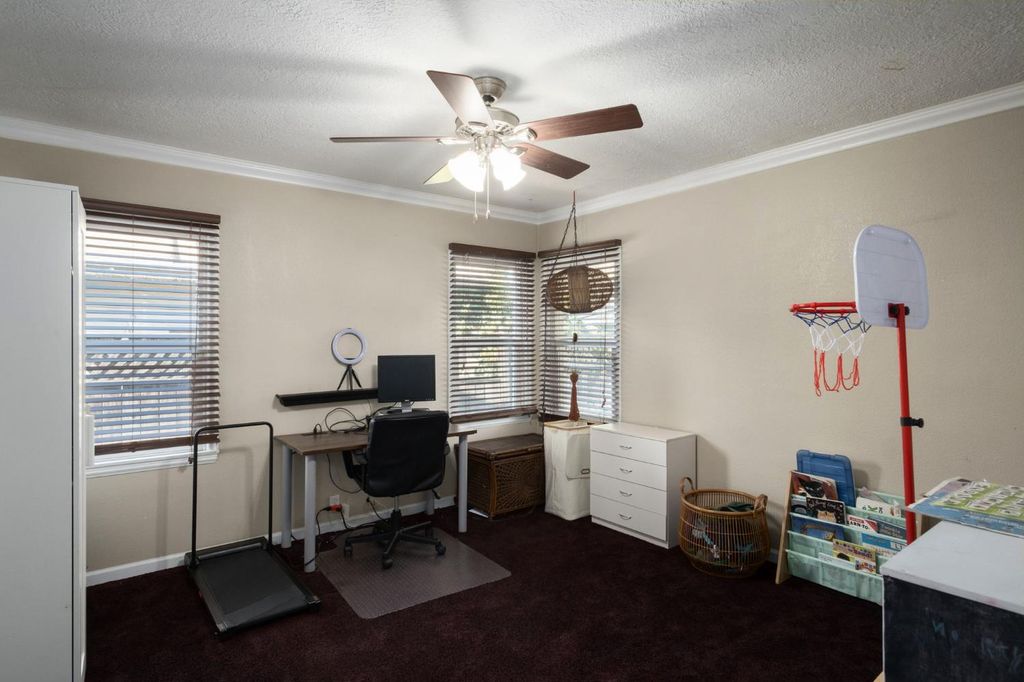 Image 19 of property listing at 411 E Clinton Avenue, Fresno, CA 93704