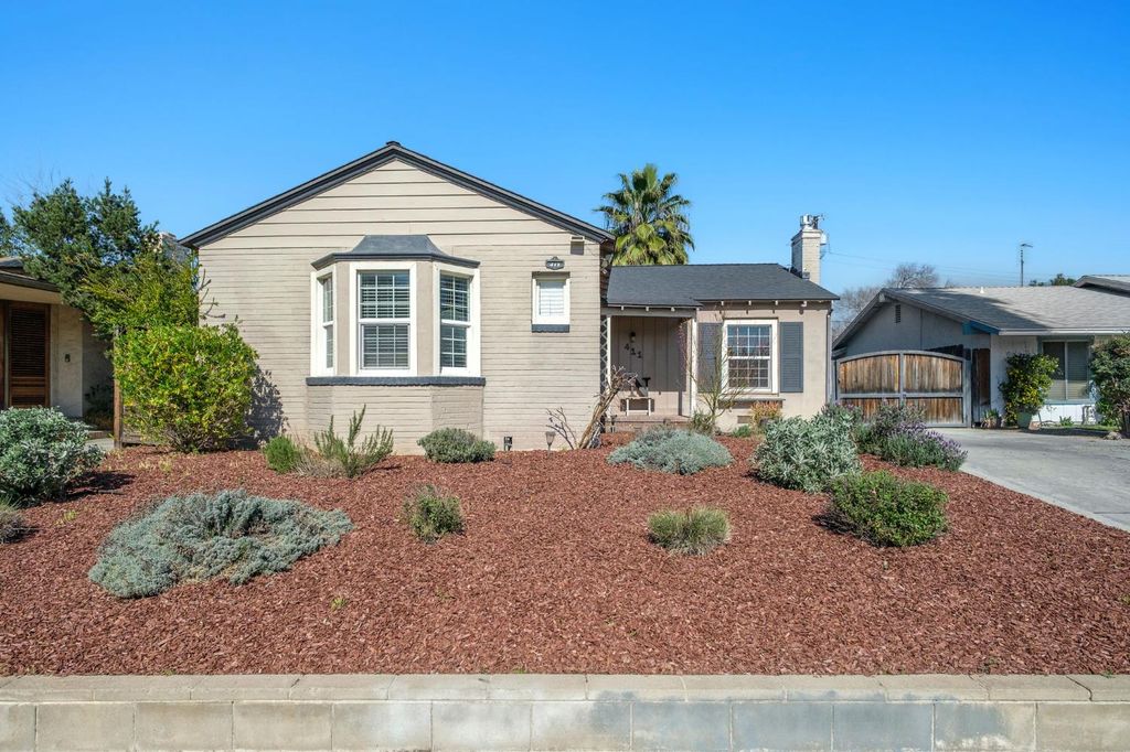 Image 2 of property listing at 411 E Clinton Avenue, Fresno, CA 93704