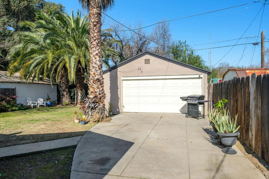Image 25 of property listing at 411 E Clinton Avenue, Fresno, CA 93704