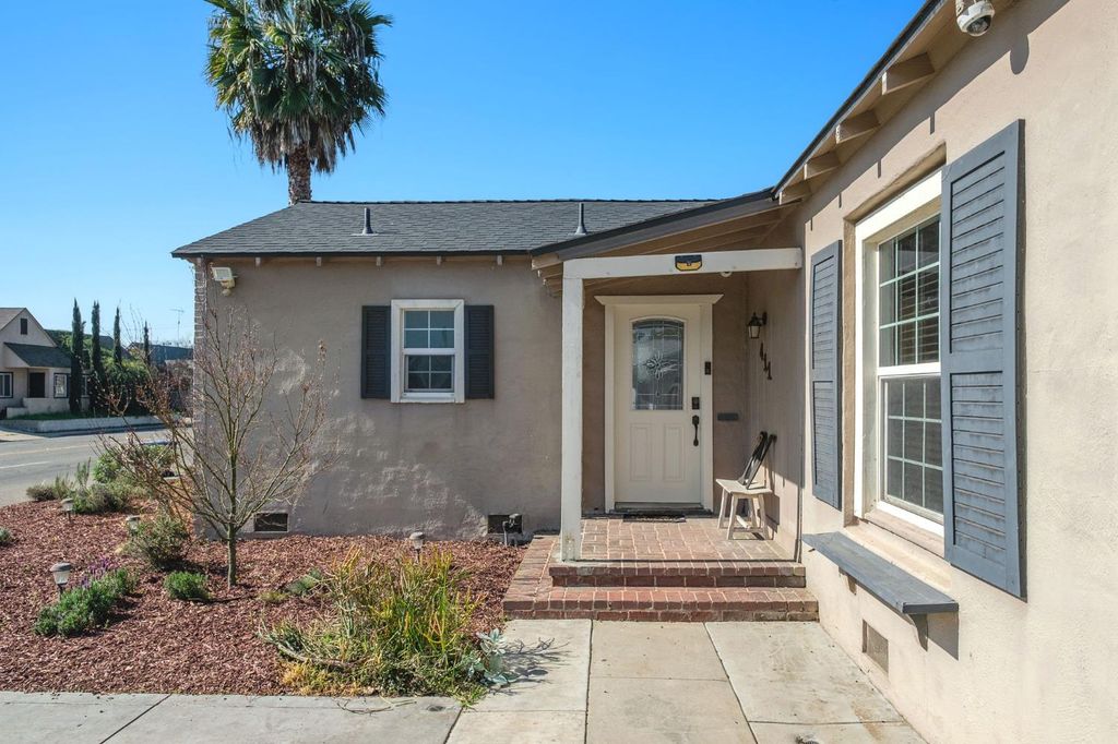 Image 3 of property listing at 411 E Clinton Avenue, Fresno, CA 93704