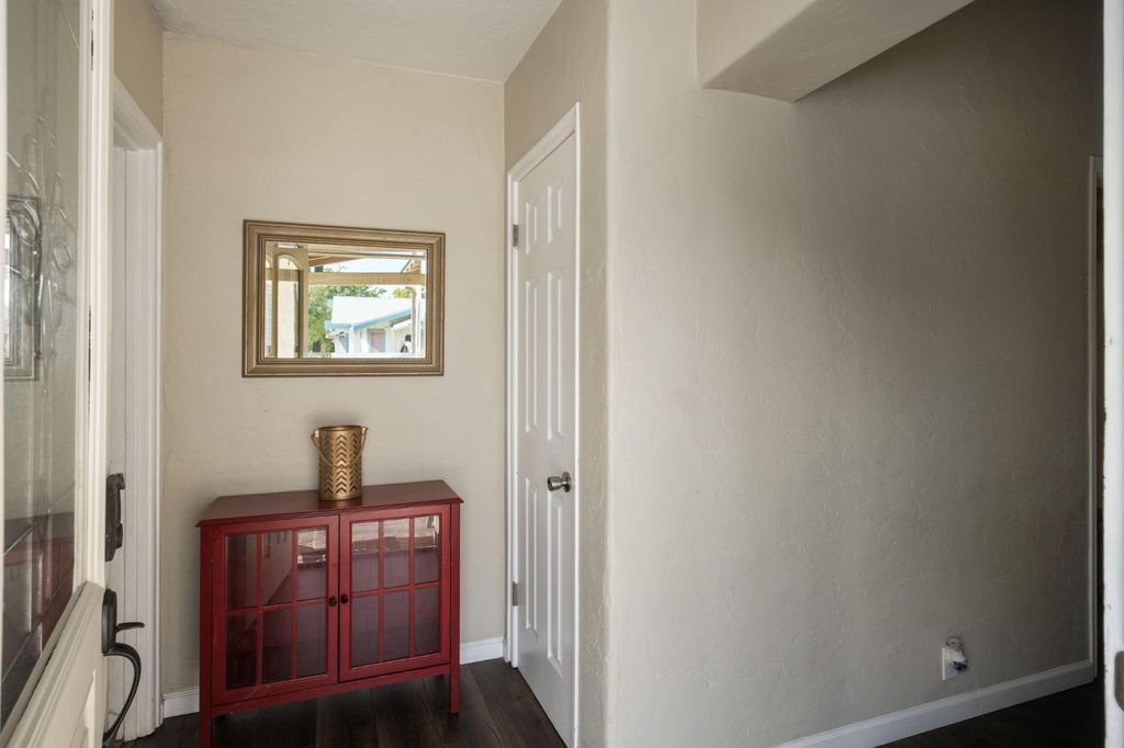 Image 4 of property listing at 411 E Clinton Avenue, Fresno, CA 93704