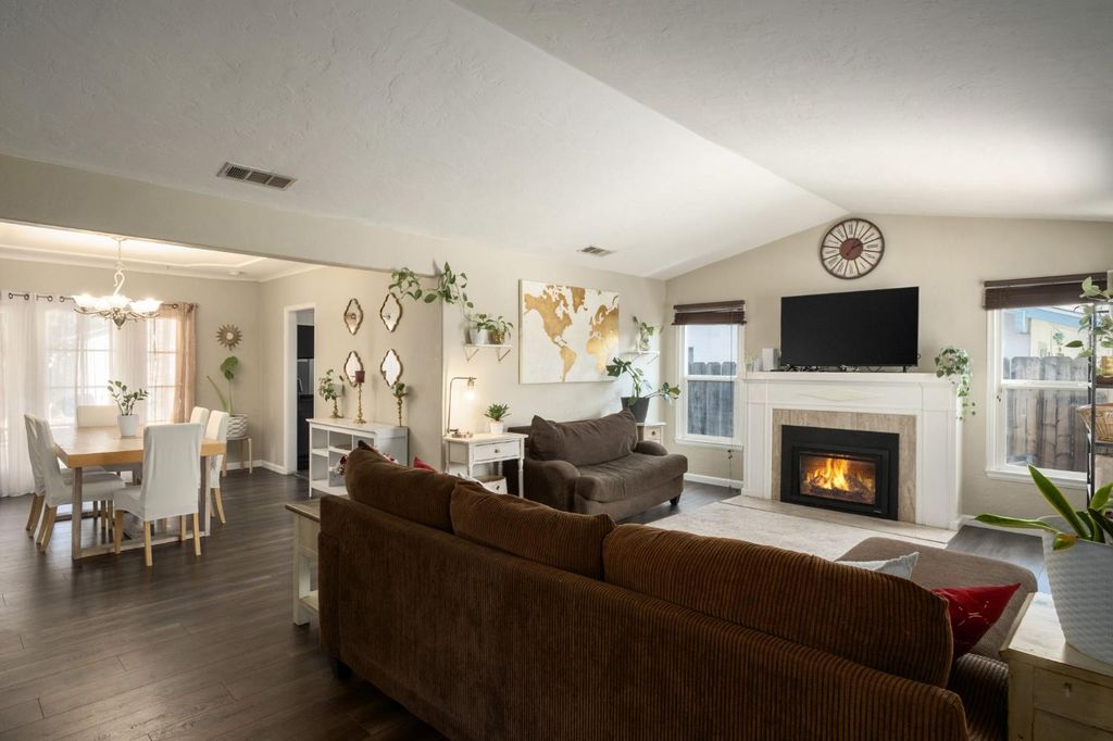 Image 5 of property listing at 411 E Clinton Avenue, Fresno, CA 93704