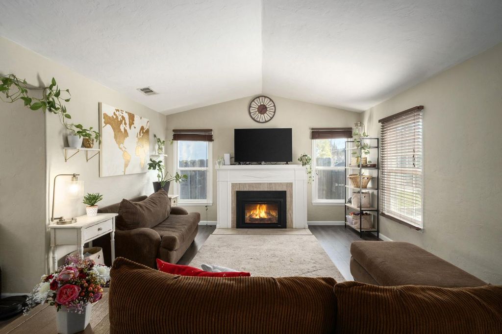 Image 6 of property listing at 411 E Clinton Avenue, Fresno, CA 93704