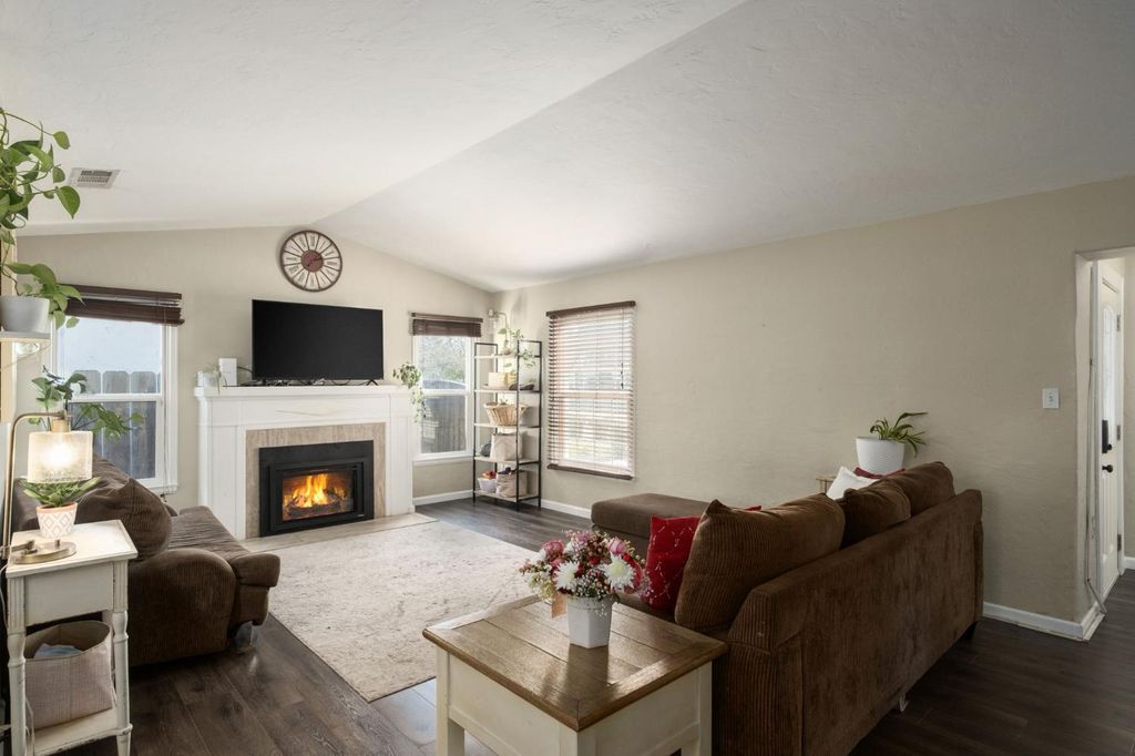 Image 7 of property listing at 411 E Clinton Avenue, Fresno, CA 93704