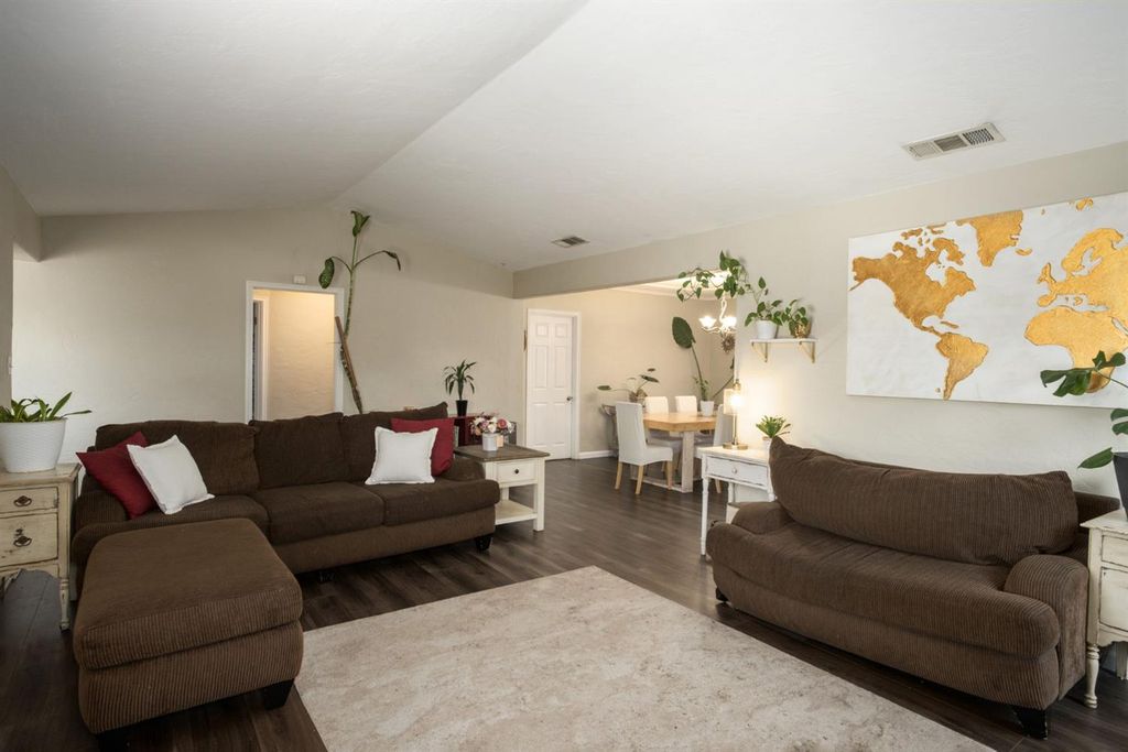 Image 8 of property listing at 411 E Clinton Avenue, Fresno, CA 93704