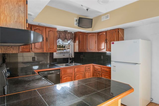 2 Overbrook Avenue, Warwick, RI 02889