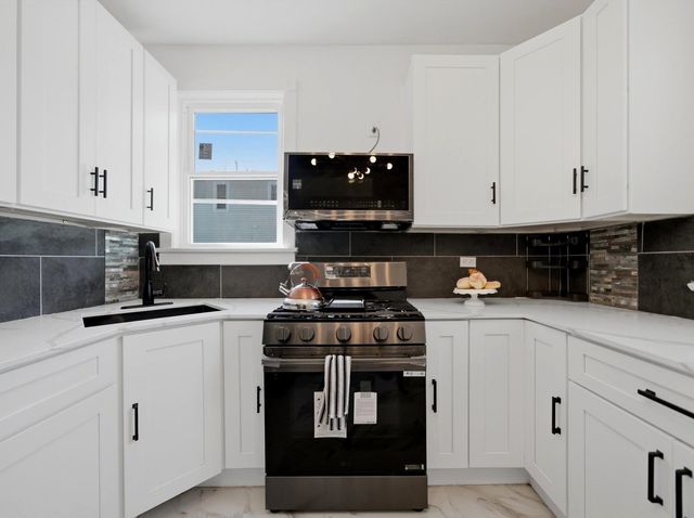 7948 S Colfax Avenue, Chicago, IL 60617