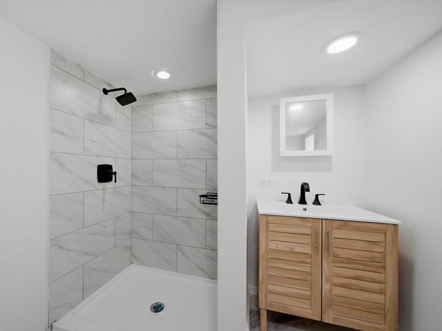 7948 S Colfax Avenue, Chicago, IL 60617
