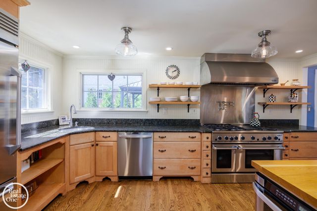 155 Lothrop Road, Grosse Pointe Farms, MI 48236